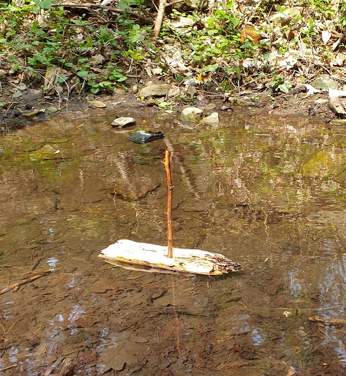 Boot aus Holz auf einem Bach
