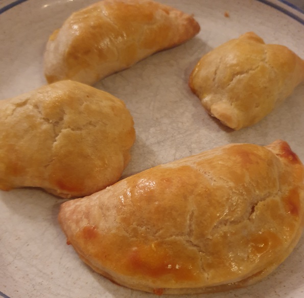 Topfentaschen gefüllt mit Marillenmarmelade