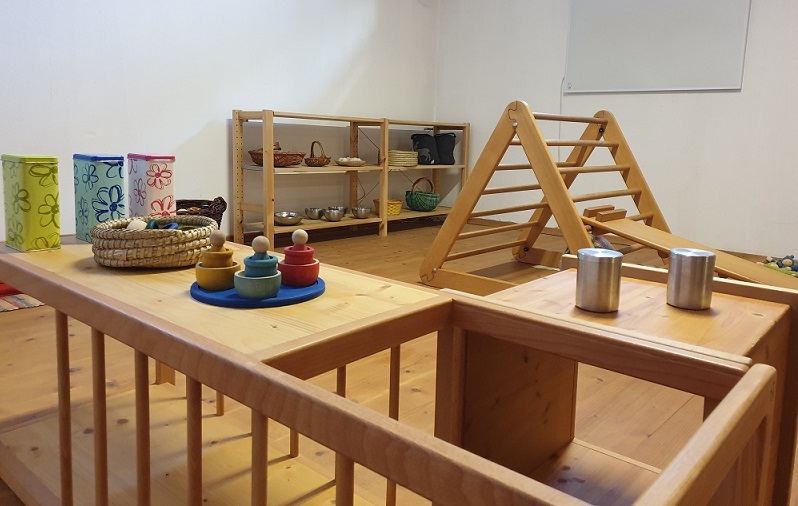 Pikler-SpielRaum mit Pikler-Tunnel, Dreieck mit Rutsche und Spielzeugregal