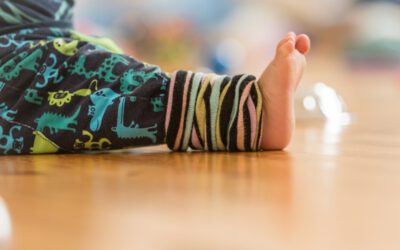 4 Gründe, warum Babys öfter barfuß sein dürfen